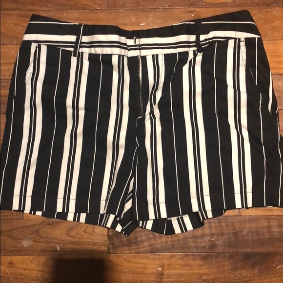 Woman’s shorts - Picture 1 of 2